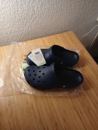 Crocs azul oscuro talla 45-46.