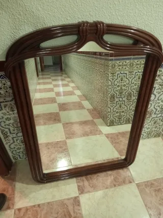 Espejo de madera con marco curvo