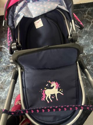 Cochecito de juguete con unicornio