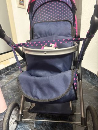 Cochecito de juguete con unicornio