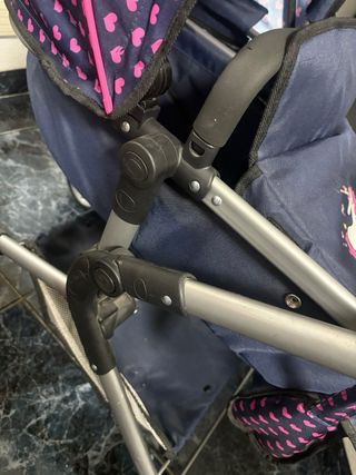 Cochecito de juguete con unicornio