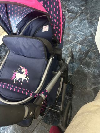Cochecito de juguete con unicornio