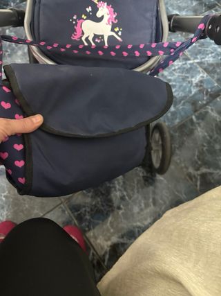 Cochecito de juguete con unicornio