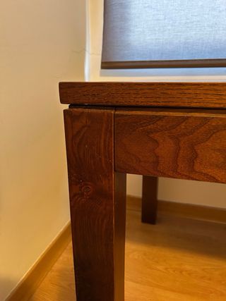 Mesa comedor madera oscura, comprada en Portico.