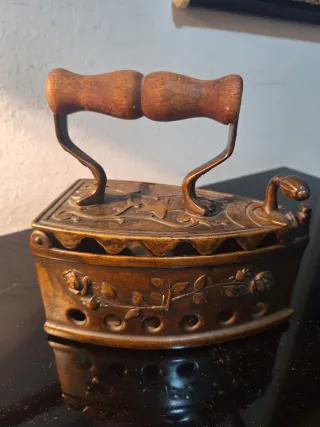 Plancha de carbón antigua decorada