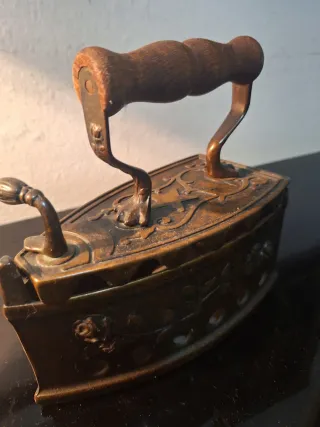 Plancha de carbón antigua decorada