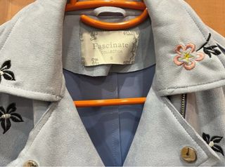 Chaqueta antelina bordada flores azul
