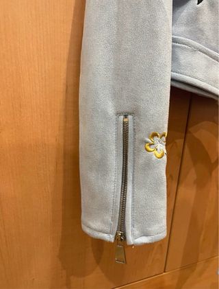 Chaqueta antelina bordada flores azul