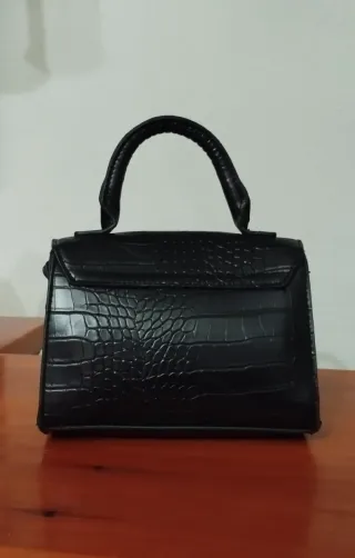 Bolso mano negro efecto piel cocodrilo