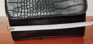 Bolso mano negro efecto piel cocodrilo