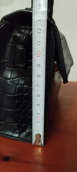 Bolso mano negro efecto piel cocodrilo