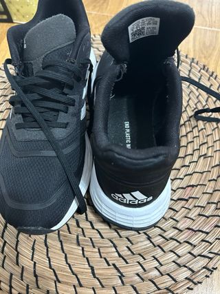 Zapatillas deportivas Adidas negras y blancas