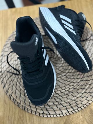 Zapatillas deportivas Adidas negras y blancas