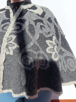 Capa lana flores relieve gris y blanco