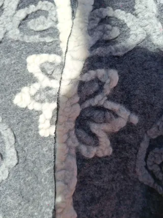 Capa lana flores relieve gris y blanco