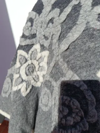 Capa lana flores relieve gris y blanco
