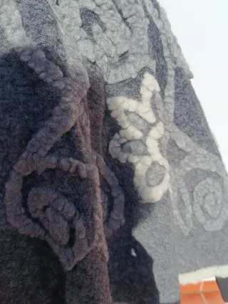 Capa lana flores relieve gris y blanco