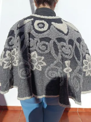 Capa lana flores relieve gris y blanco