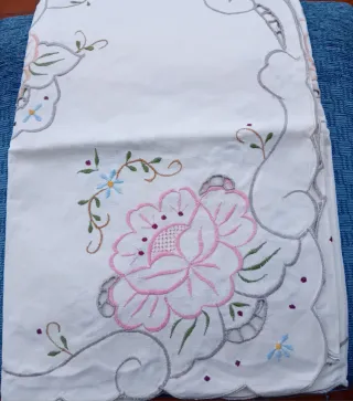 Mantel de mesa bordado floral sin estrenar.