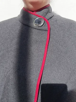 Capa lana gris y burdeos con botón
