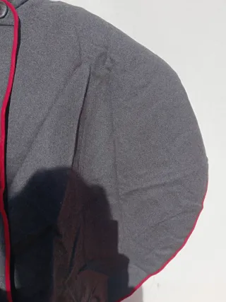 Capa lana gris y burdeos con botón