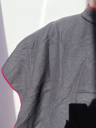 Capa lana gris y burdeos con botón