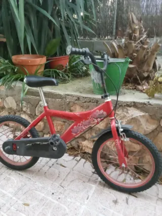 Bicicleta infantil roja