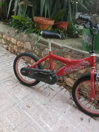 Bicicleta infantil roja