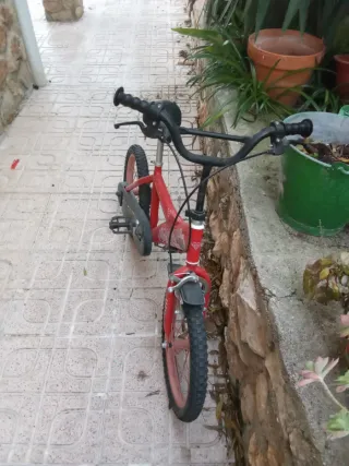 Bicicleta infantil roja
