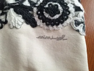 Abito nero e bianco decorazioni floreali Mimisol