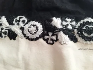 Abito nero e bianco decorazioni floreali Mimisol