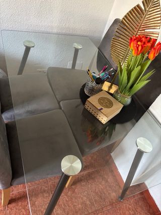 Mesa de cristal y metal