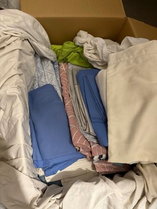 Caja de sábanas y toallas sin usar