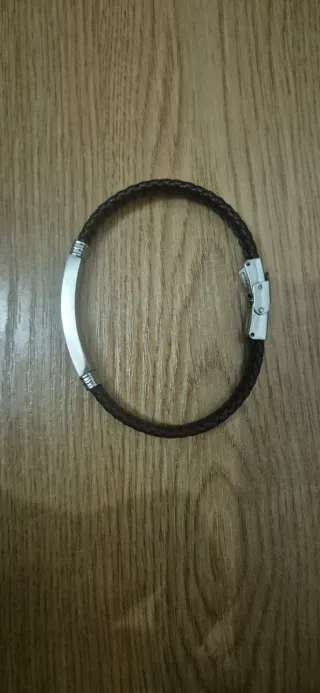Pulsera de cuero trenzado y placa grabada