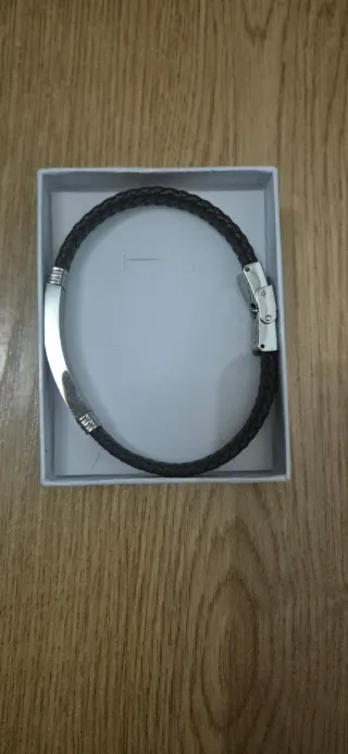 Pulsera de cuero trenzado y placa grabada