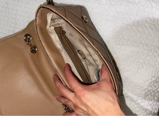 Bolso Guess acolchado cadena