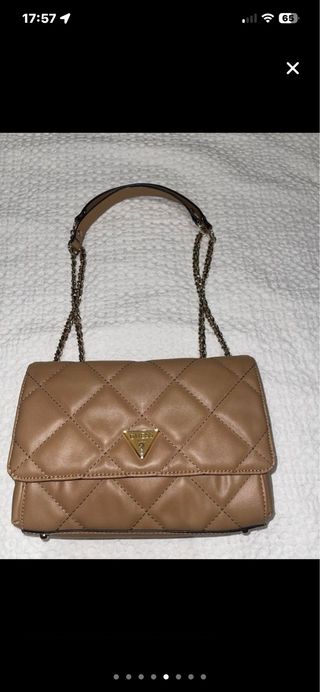 Bolso Guess acolchado cadena