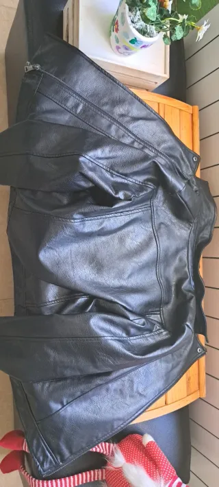 Cazadora de cuero negra para niña.