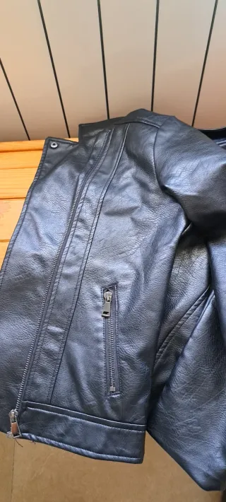 Cazadora de cuero negra para niña.