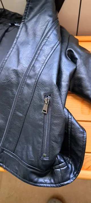 Cazadora de cuero negra para niña.