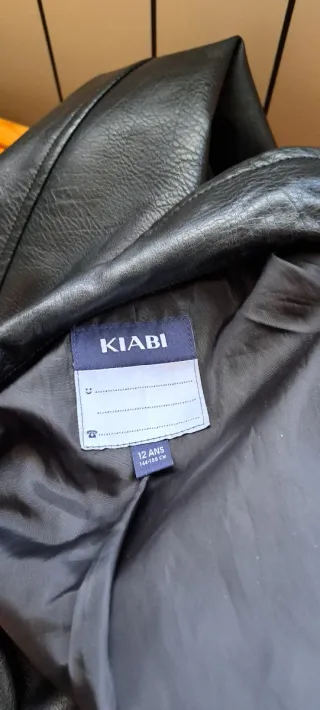 Cazadora de cuero negra para niña.