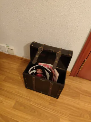 Revistero baúl cuero y metal.