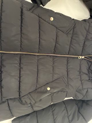 Abrigo Zara negro con capucha y pelo