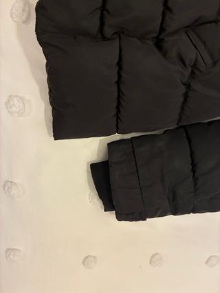 Abrigo Zara negro con capucha y pelo