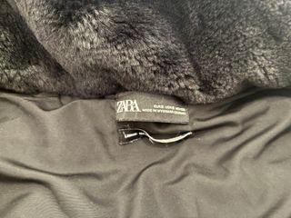 Abrigo Zara negro con capucha y pelo