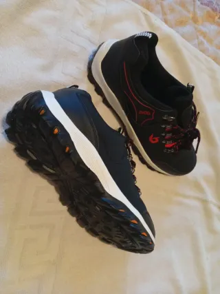 Zapatillas trekking hombre negras y rojas