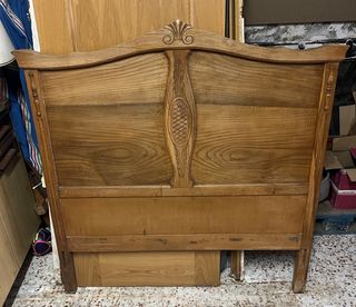 Cabecero de madera tallada