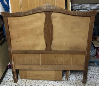 Cabecero de madera tallada