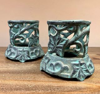 Pareja portavelas metal pátina envejecida clásica