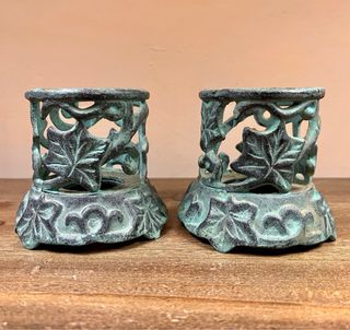 Pareja portavelas metal pátina envejecida clásica